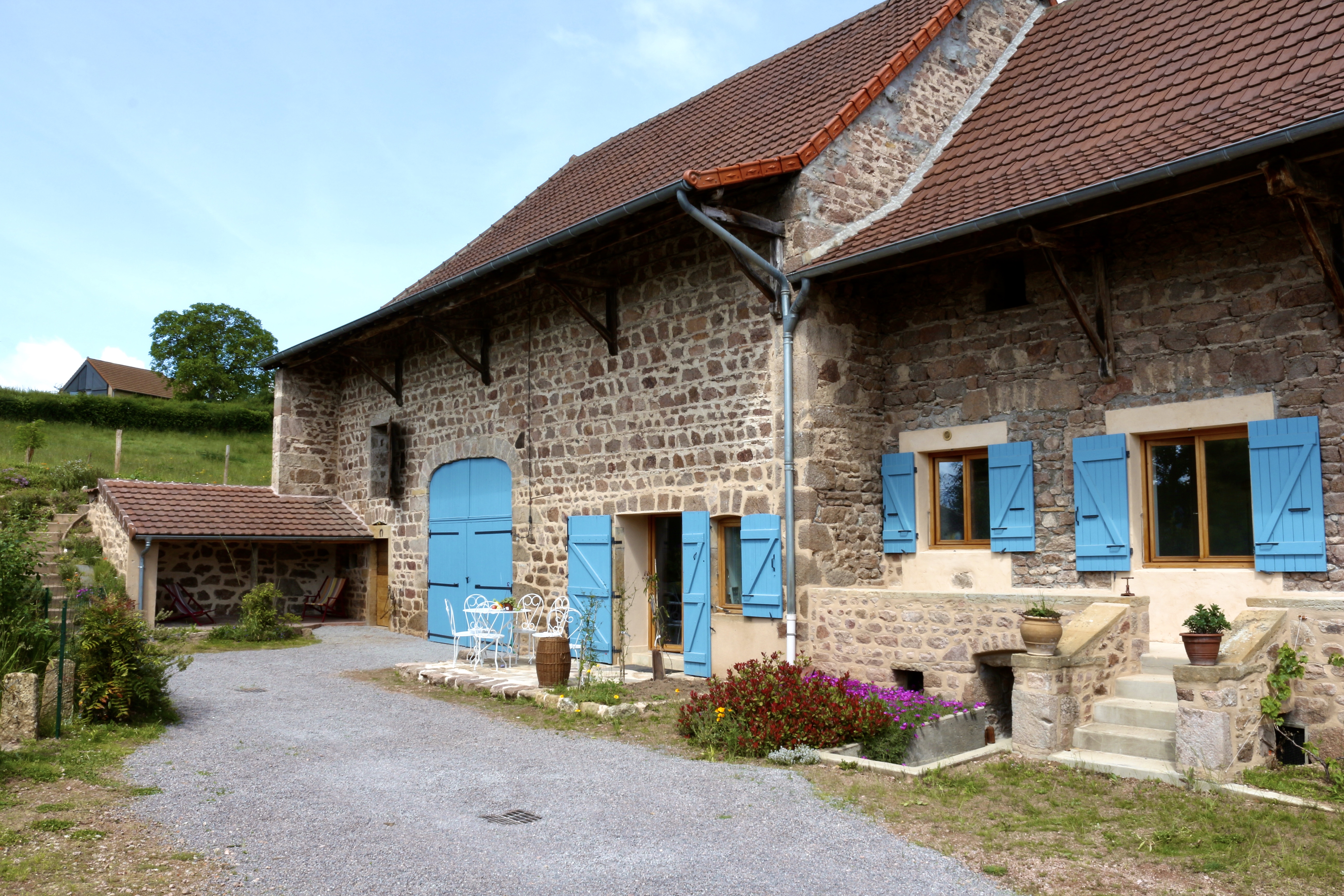 Façade et cour intérieure du gîte Le Pré Monon à Trivy