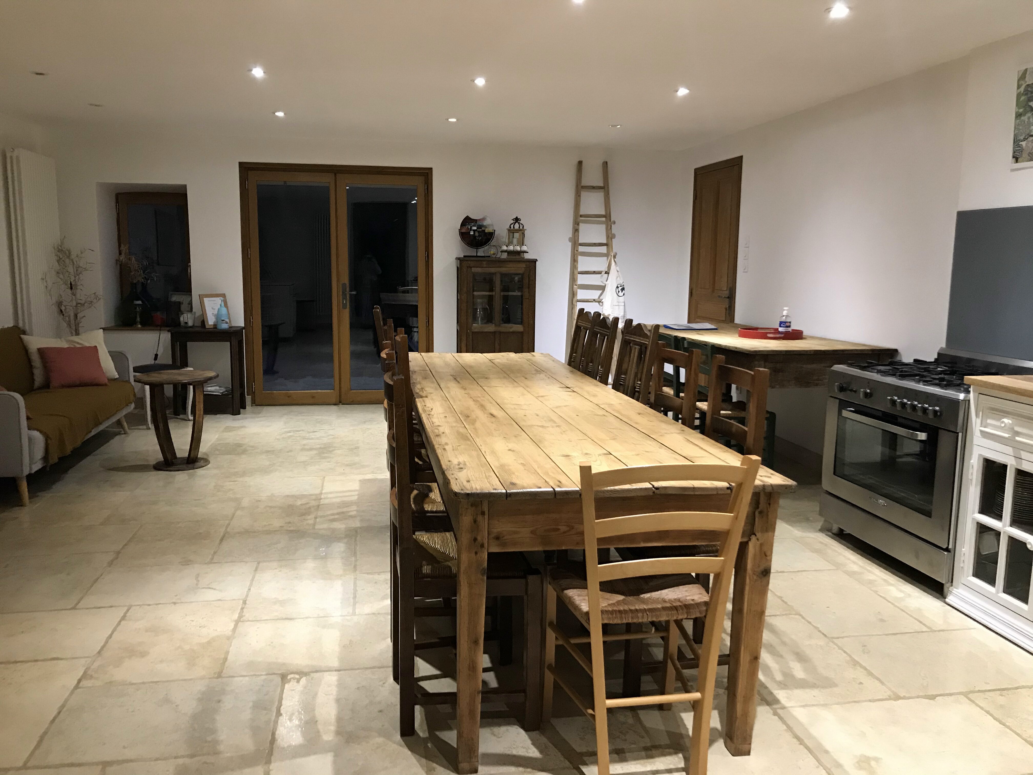 Salon de 45 m² avec double verrière sur la grange centenaire